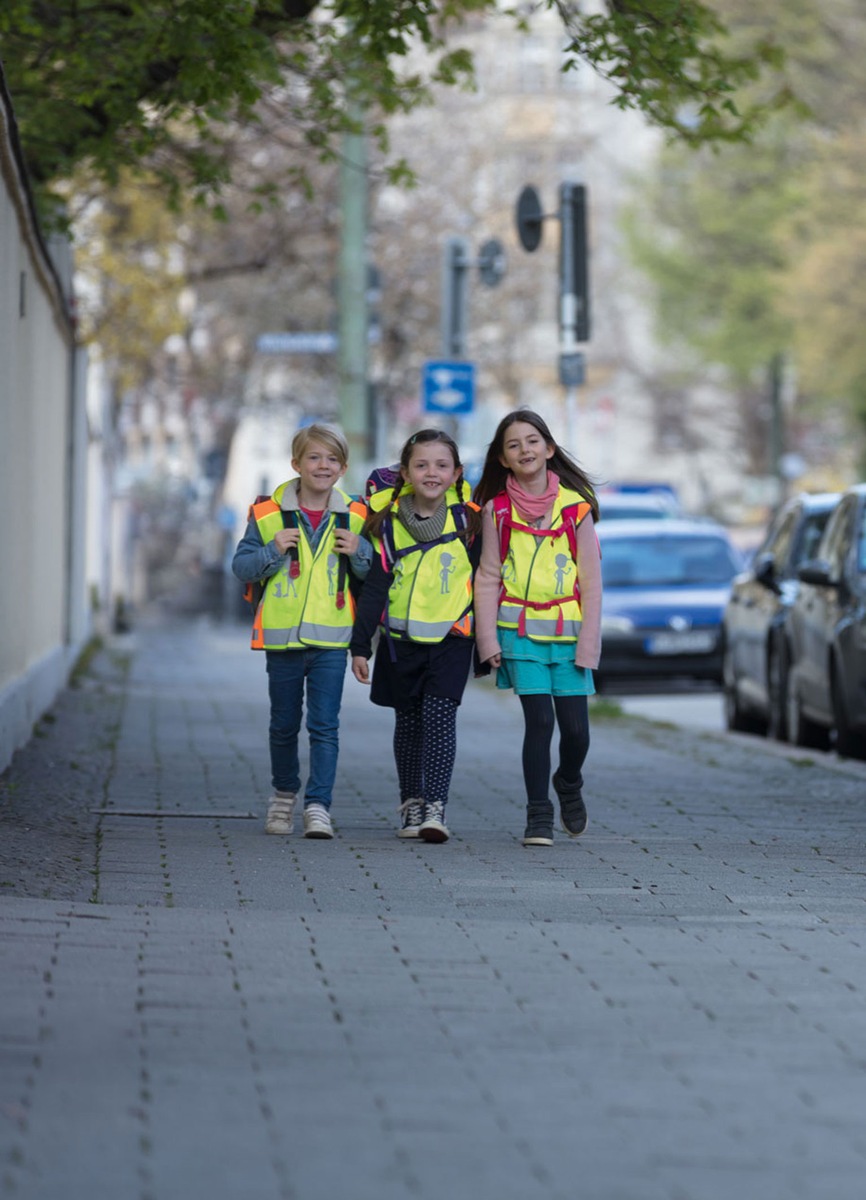 Sicher und sichtbar zur Schule mit den Angeboten der ADAC Stiftung / Auf verkehrshelden.com werden verschiedene Materialien für zur Verfügung gestellt, um den Schulweg so sicher wie möglich zu machen