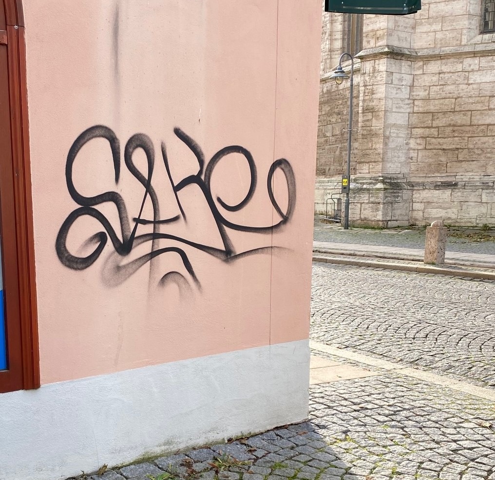 LPI-NDH: Die Polizei bitte um Ihre Mithilfe. Graffiti-Schmierereien in der historischen Innenstadt von Bad Langensalza.