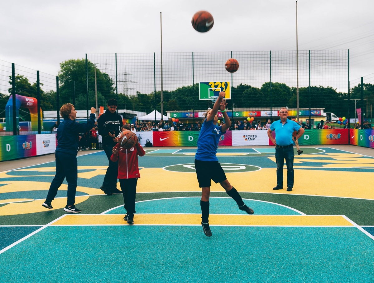 Sportplatz-Makeover und Sommer-Sport-Camp in Essen: DEICHMANN setzt sich für Sport und Gemeinschaft ein