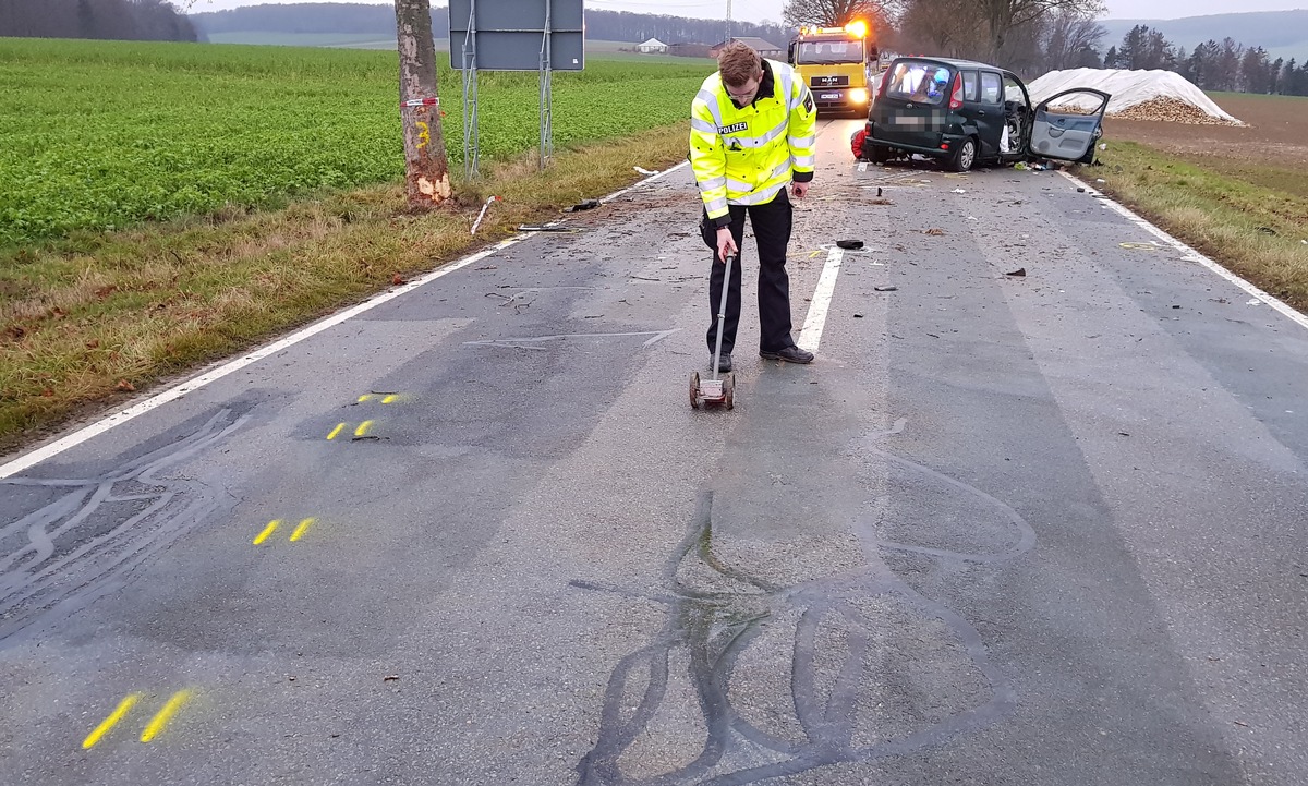 POL-HM: Schwerer Verkehrsunfall auf der Kreisstraße 3 bei Herkensen