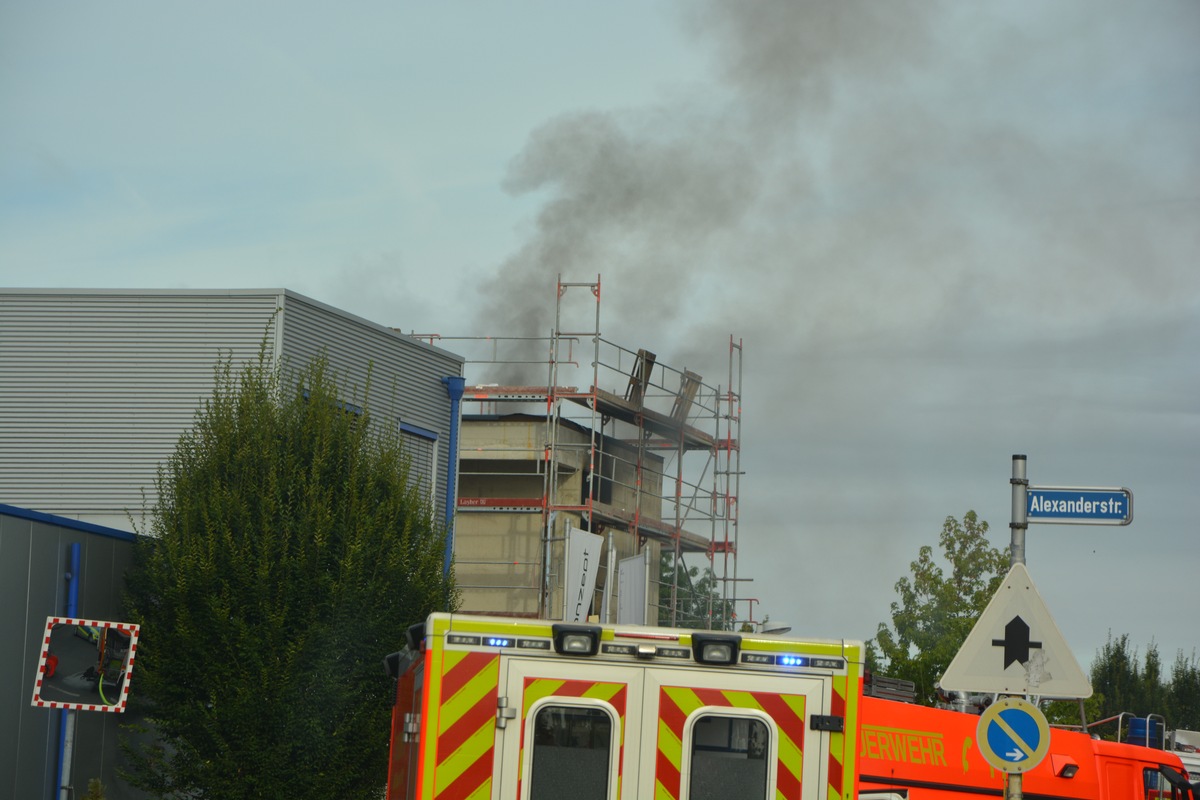 FW-MH: Feuer in einem mehrgeschossigen Rohbau