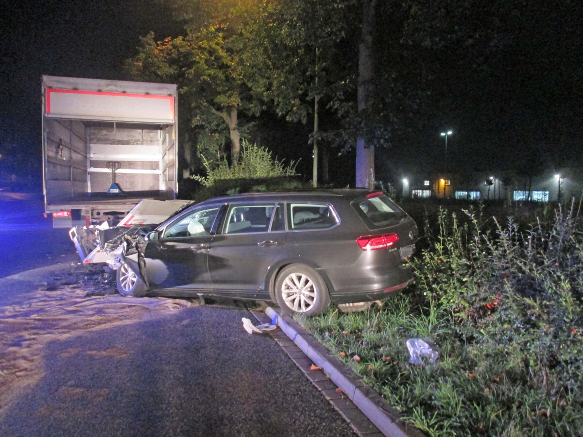 POL-KS: Autofahrer kracht offenbar im Rausch ungebremst gegen stehenden Lkw