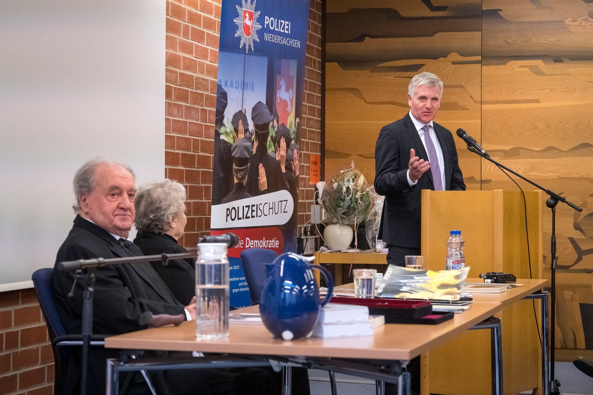 POL-LG: Widerstandskraft gegen demokratiegefährdende Einflüsse gestärkt: Holocaustüberlebender Yvar Buterfas-Frankenthal hält Vortrag bei der Polizeidirektion Lüneburg gegen das Vergessen