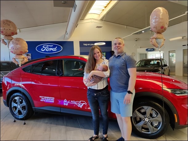 Mama bringt Baby im vollelektrischen Ford Mustang Mach-E zur Welt