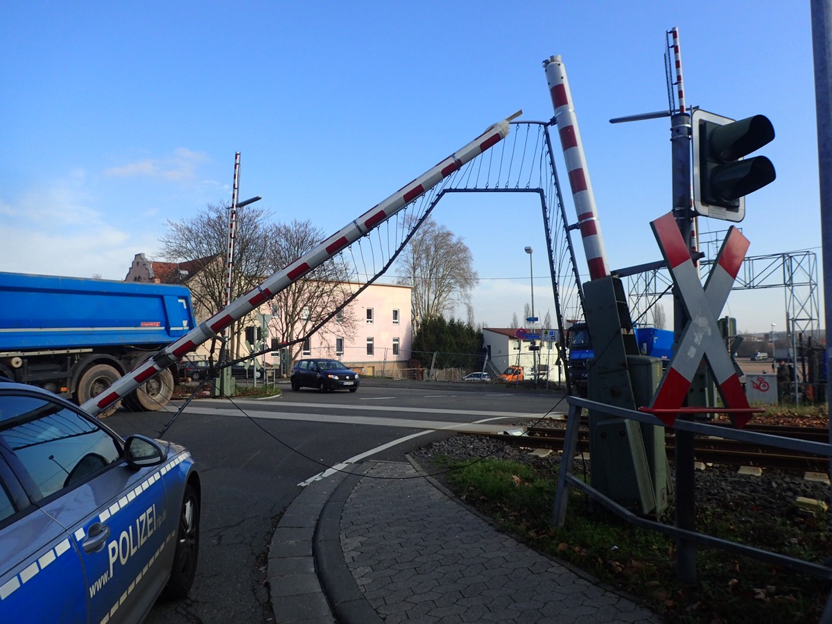 POL-PDKH: Rotlicht am Bahnübergang missachtet