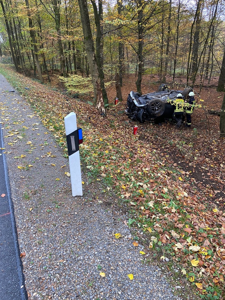 POL-NOM: PKW überschlägt sich bei Verkehrsunfall - Fahrer wird leicht verletzt