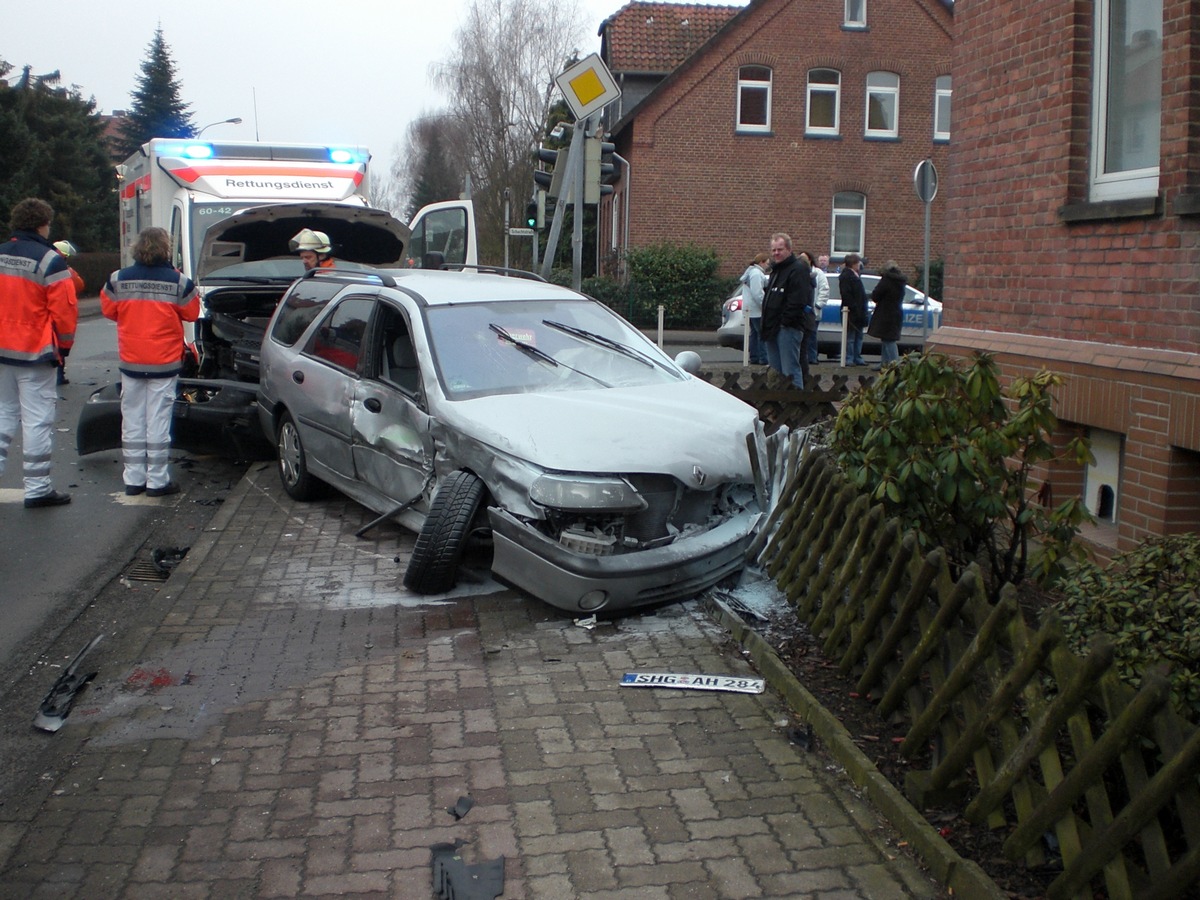 POL-STH: Hoher Sachschaden bei Einsatzfahrt