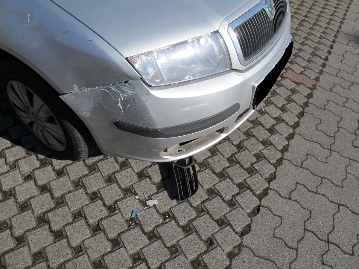 POL-NI: Verkehrsunfallflucht auf dem Parkplatz Amalie-Thomas-Platz