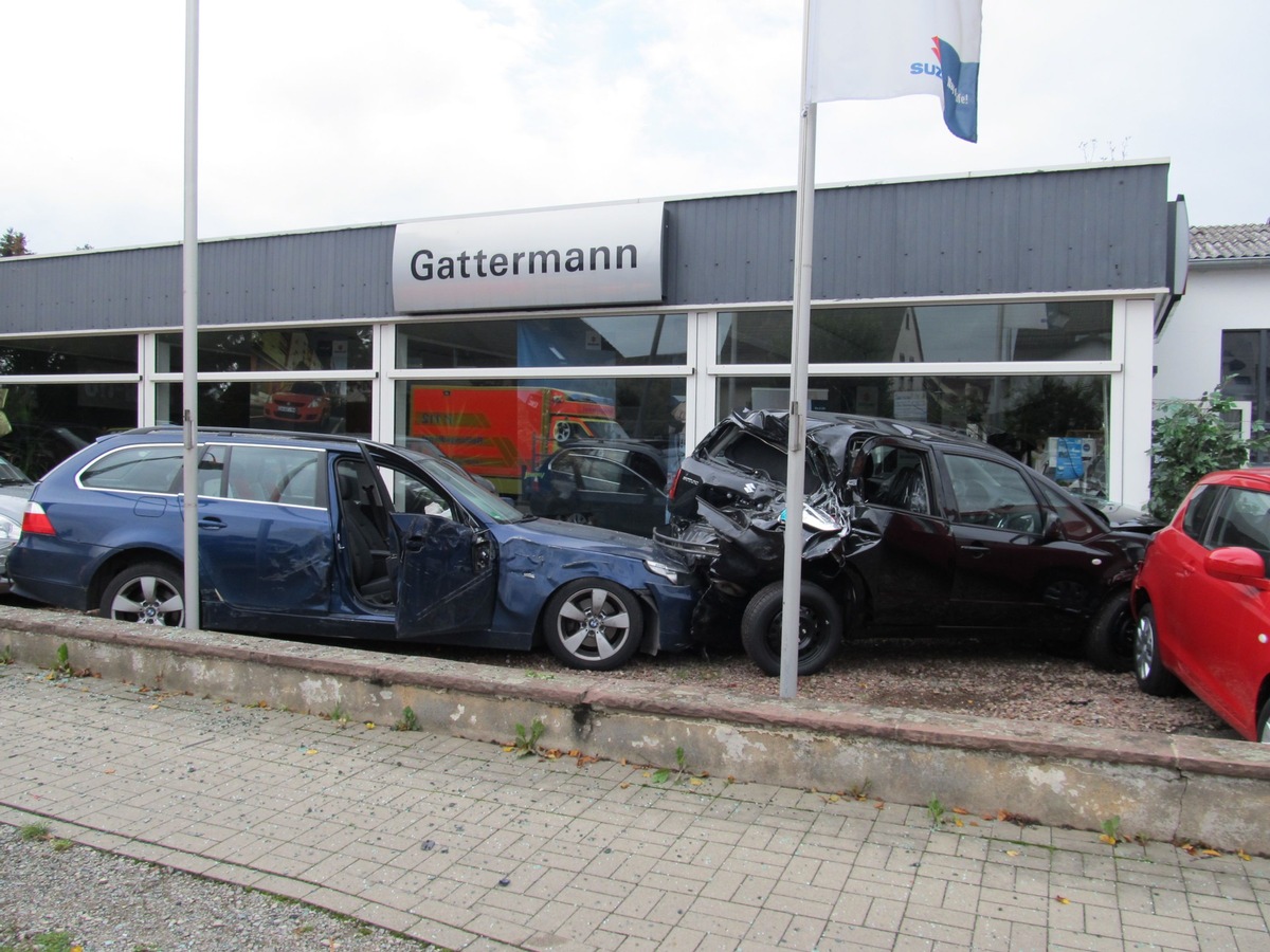 POL-HOL: Bevern - Holzmindener Straße: Spektakulärer Unfall mit einem Gesamtschaden von über 100.000,-- EUR - Fünf Fahrzeuge mit Totalschaden / Unfallfahrer leicht verletzt -