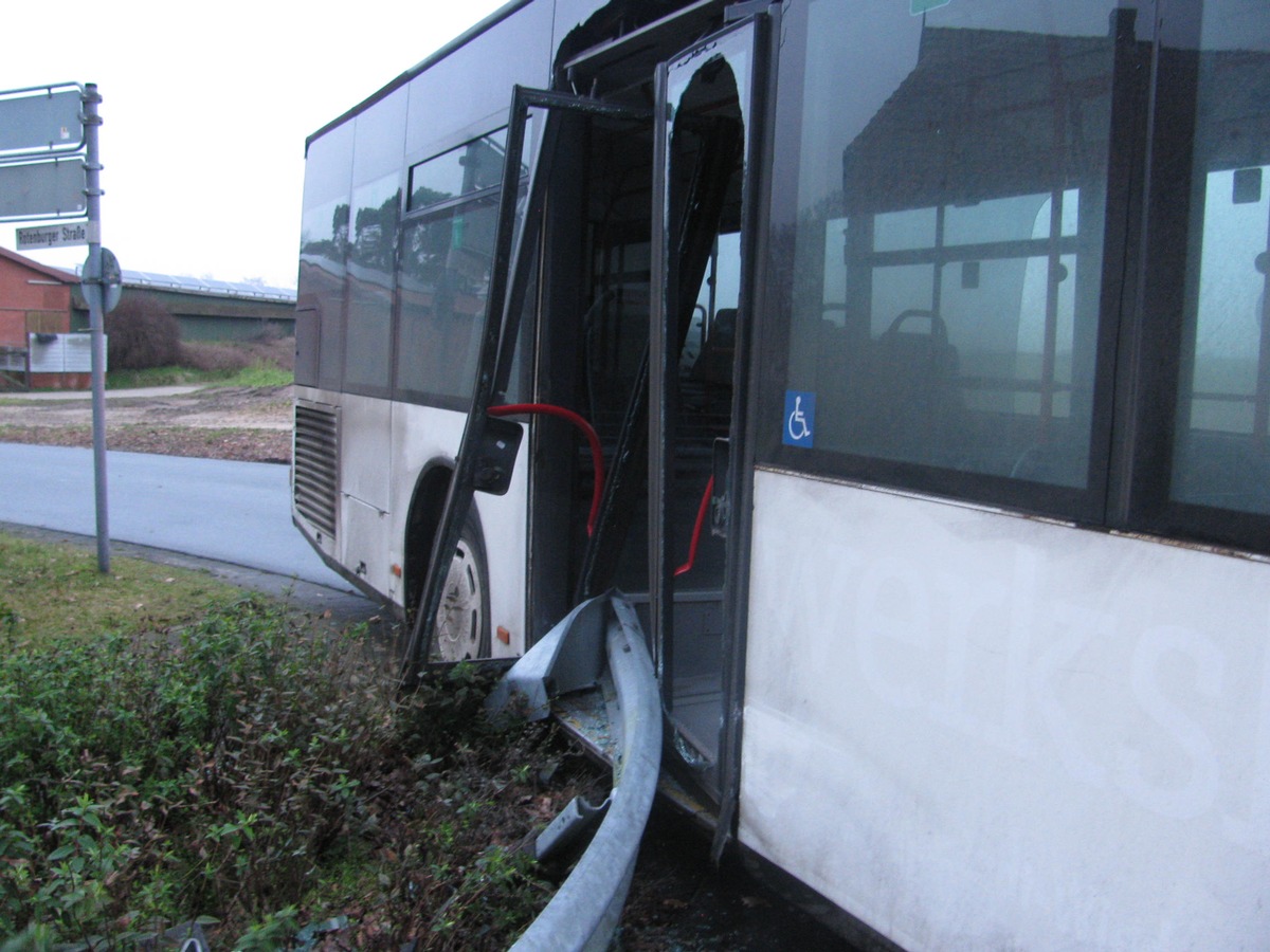 POL-ROW: Linienbus abgedrängt+++Cabrio flüchtet nach Parkplatzrempler+++Kollision mit Straßenbaum