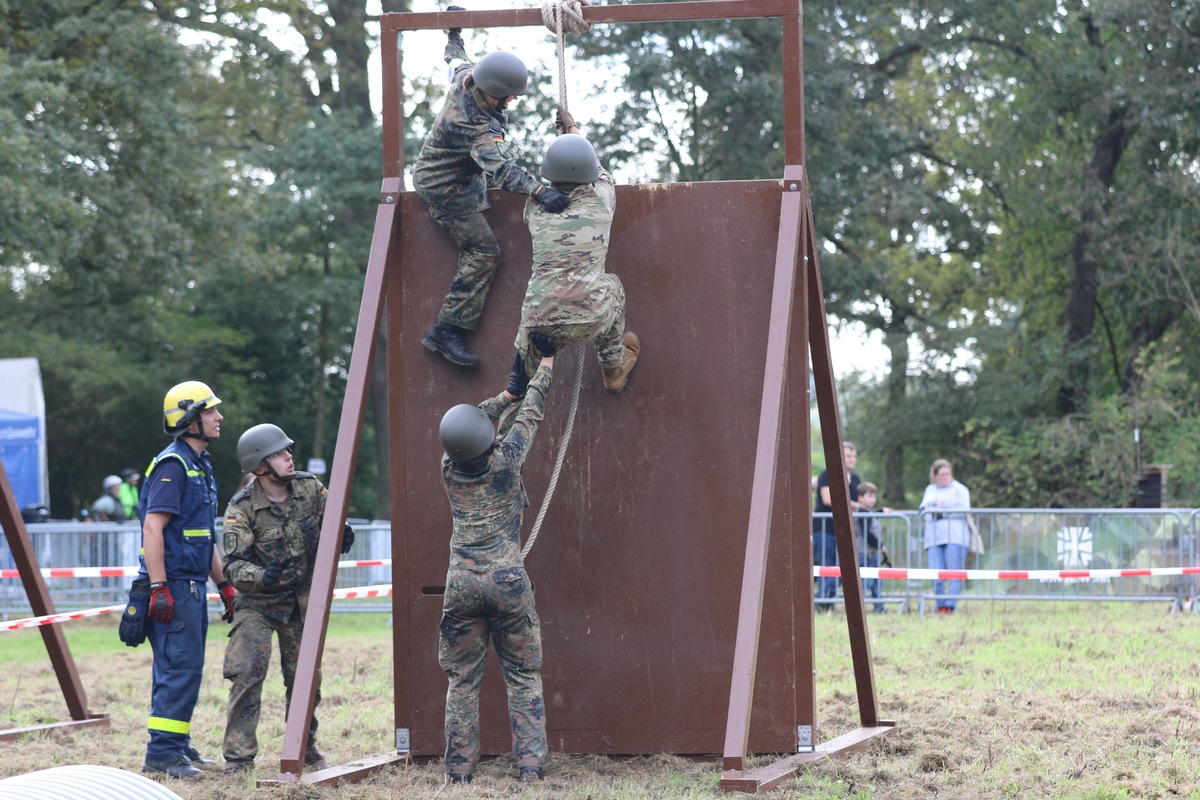 60 Mannschaften aus fünf Nationen starteten beim 39. Internationaler Mönchengladbacher Militärwettkampf / Für die Gäste gab es in und um das Schloss Rheydt viel Technik und Action