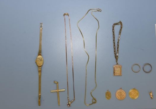 POL-OS: Osnabrück: Goldschmuck bei Festnahme fallen gelassen - Polizei sucht Eigentümer