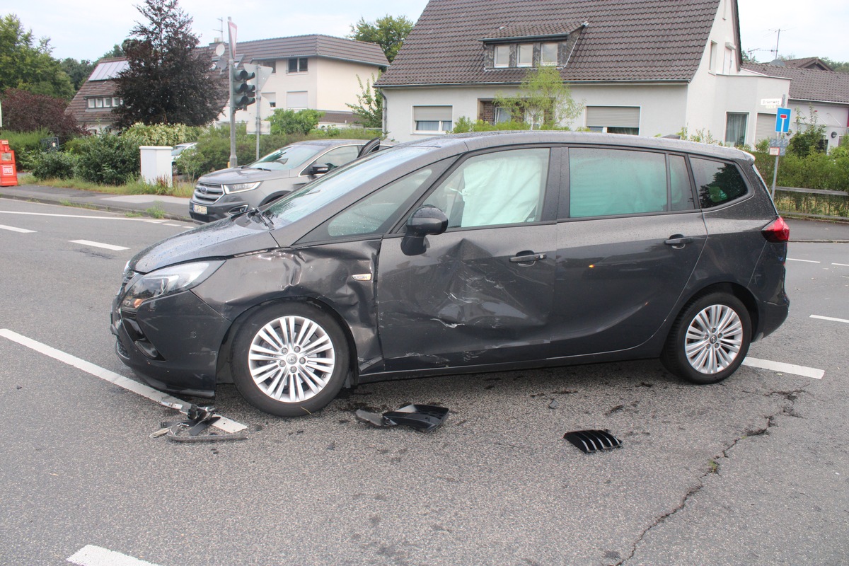 POL-RBK: Rösrath - Unfall mit drei Verletzten nach Ampelausfall