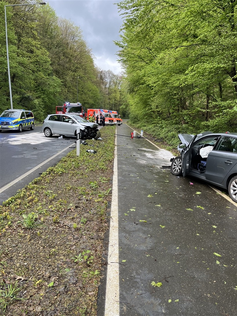 POL-AC: Zwei Verletzte nach Unfall