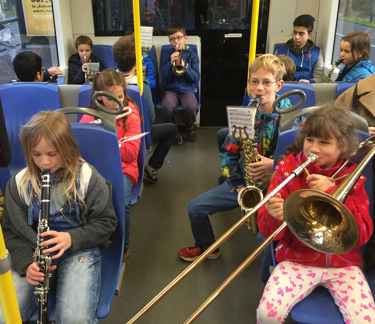 Sankt-Martins-Lieder in der Stadtbahn-Linie 3