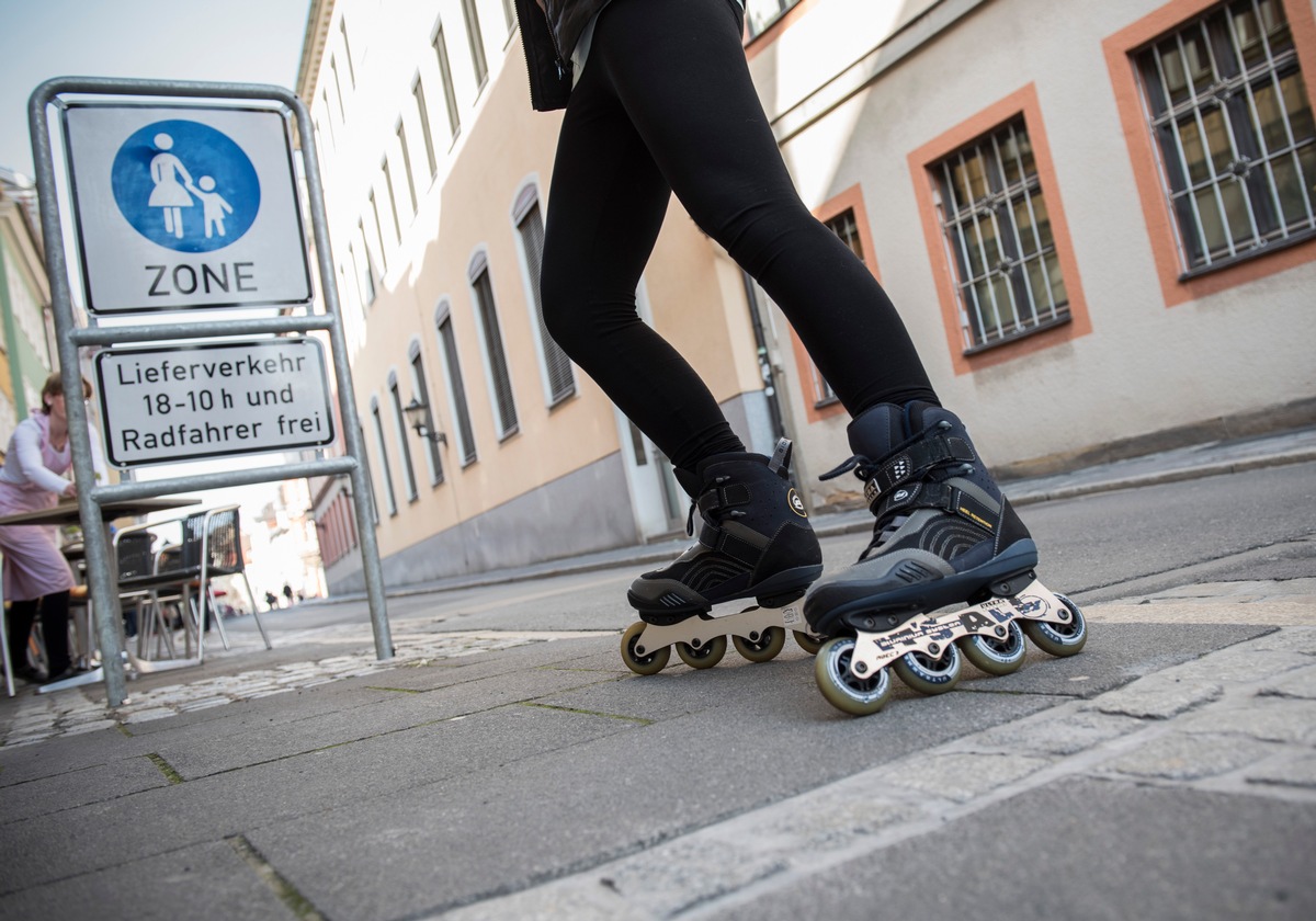 Skaten: Vorsicht ist besser als Nachsicht / Inlineskater gehören zu den Fußgängern - in der Regel müssen sie mit Schrittgeschwindigkeit auf Bürgersteigen fahren