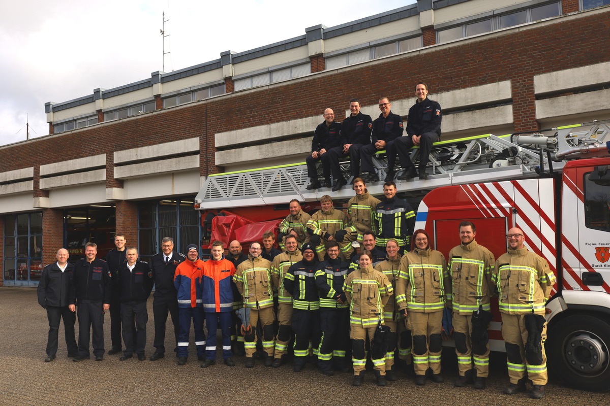 FW-KLE: Nachwuchsfeuerwehrleute aus Kleve und Kranenburg meistern ersten Teil der Grundausbildung