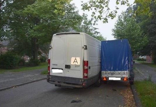 POL-WHV: Mit einem entwendeten Transporter einen Verkehrsunfall verursacht und geflüchtet (FOTO) - Polizei bittet zur Aufklärung um Hinweise