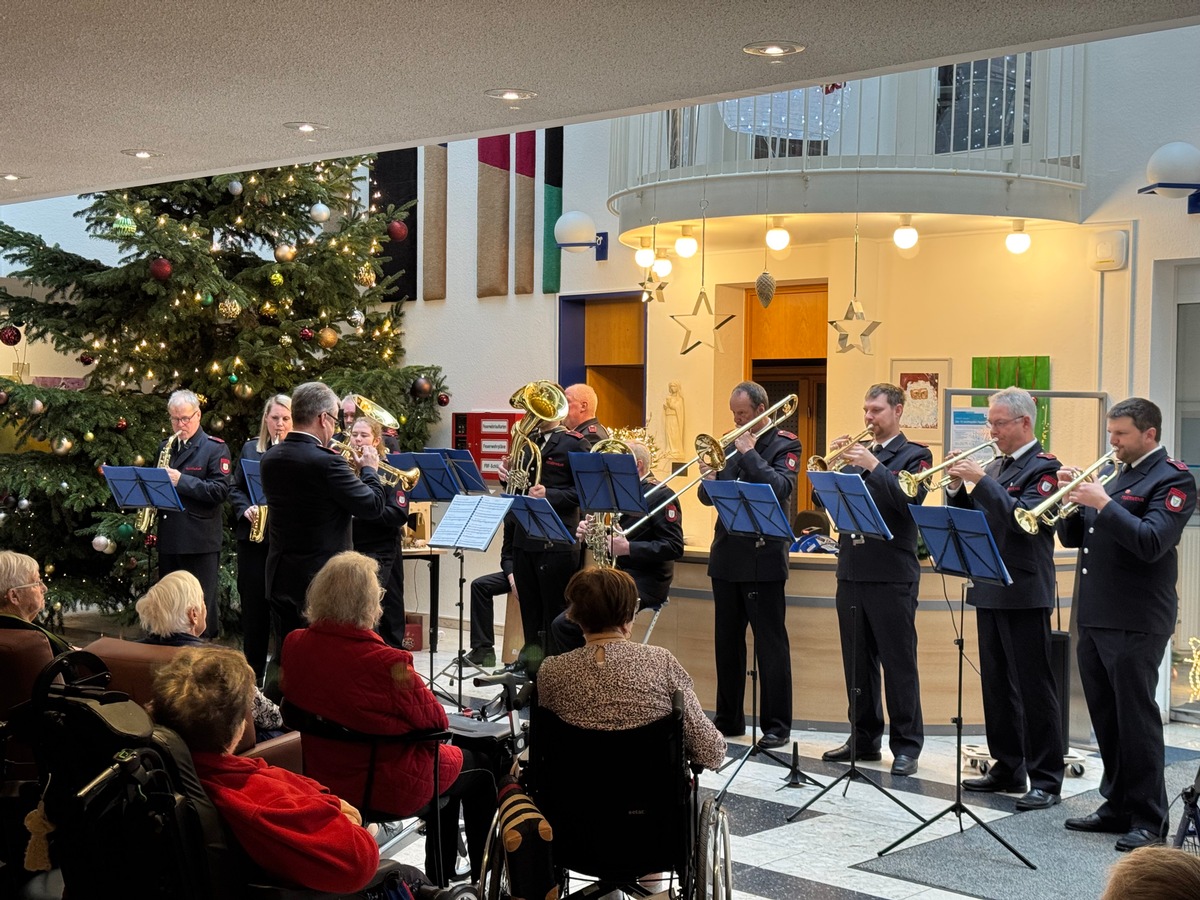 FW Tönisvorst: Musikzug der Freiwilligen Feuerwehr Tönisvorst bringt Weihnachtsfreude ins Altenheim St. Tönisvorst