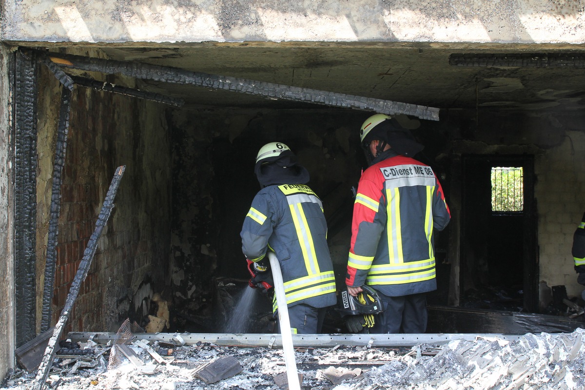 FW Mettmann: Einfamilienhaus in Mettmann nach Vollbrand unbewohnbar