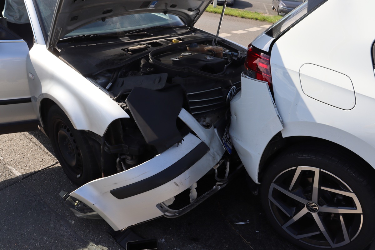 POL-HF: Verkehrsunfall auf der Osnabrücker Straße - Drei Autos ineinander geschoben