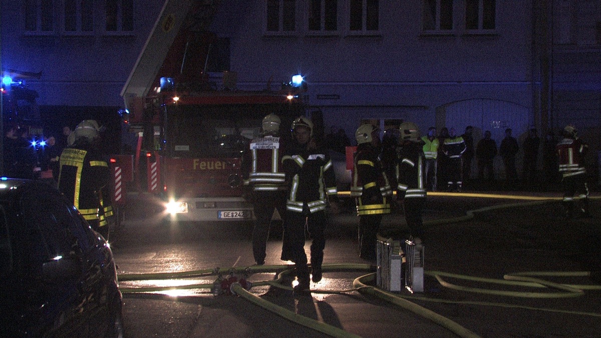 FW-GE: Feuer mit Menschenleben in Gefahr in Bulmke-Hülle- Brennt Dachstuhl in der Germanenstraße in voller Ausdehnung