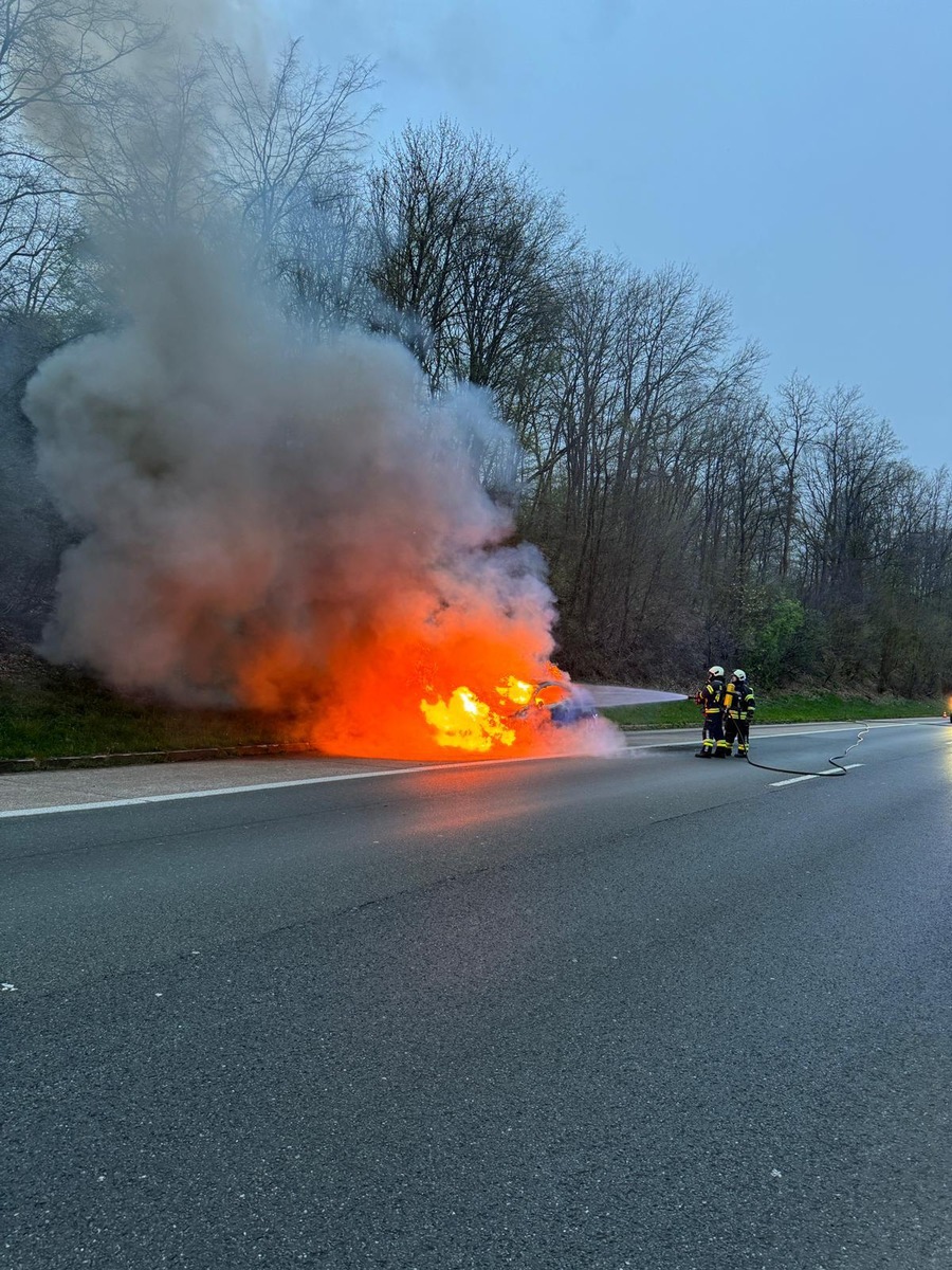 FW-EN: PKW brennt auf Autobahn und qualmende Batterie an einer Schule