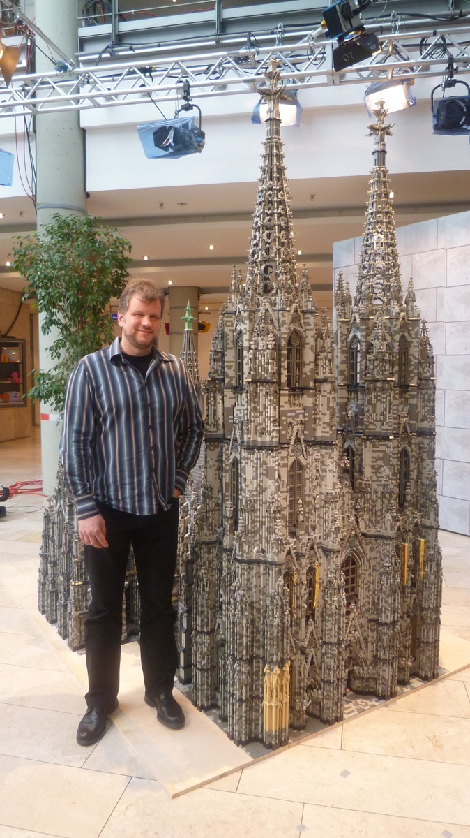 Kölner Dom steht seit heute in Düsseldorf