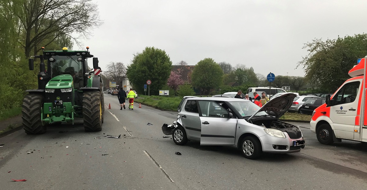 FW-BOT: Verkehrsunfall mit Traktor