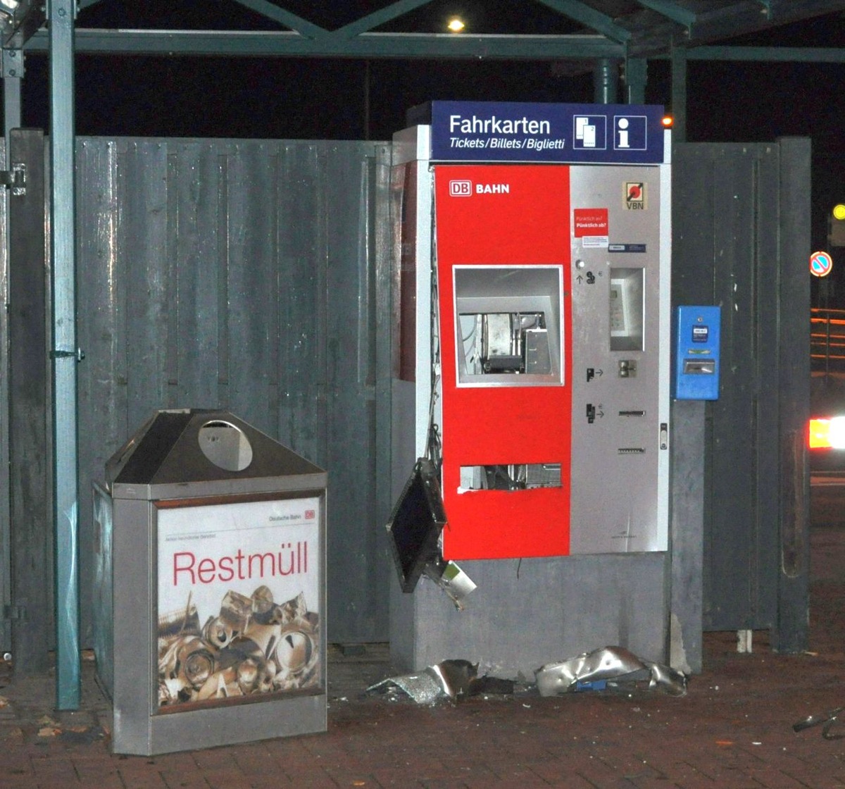 POL-NI: Fahrkartenautomat am Bahnhof gesprengt  -Bild im Download-