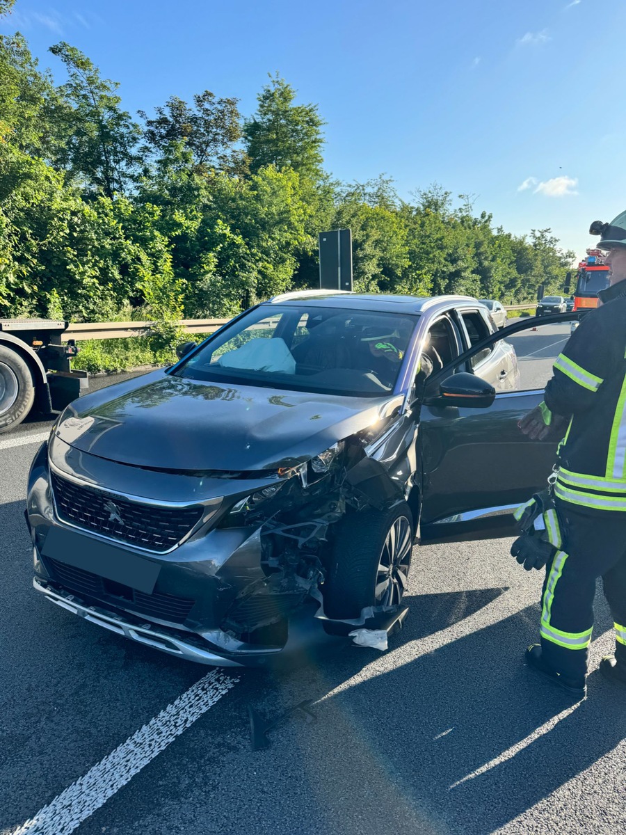 FW-MH: Verkehrsunfall auf der A40 und Küchenbrand