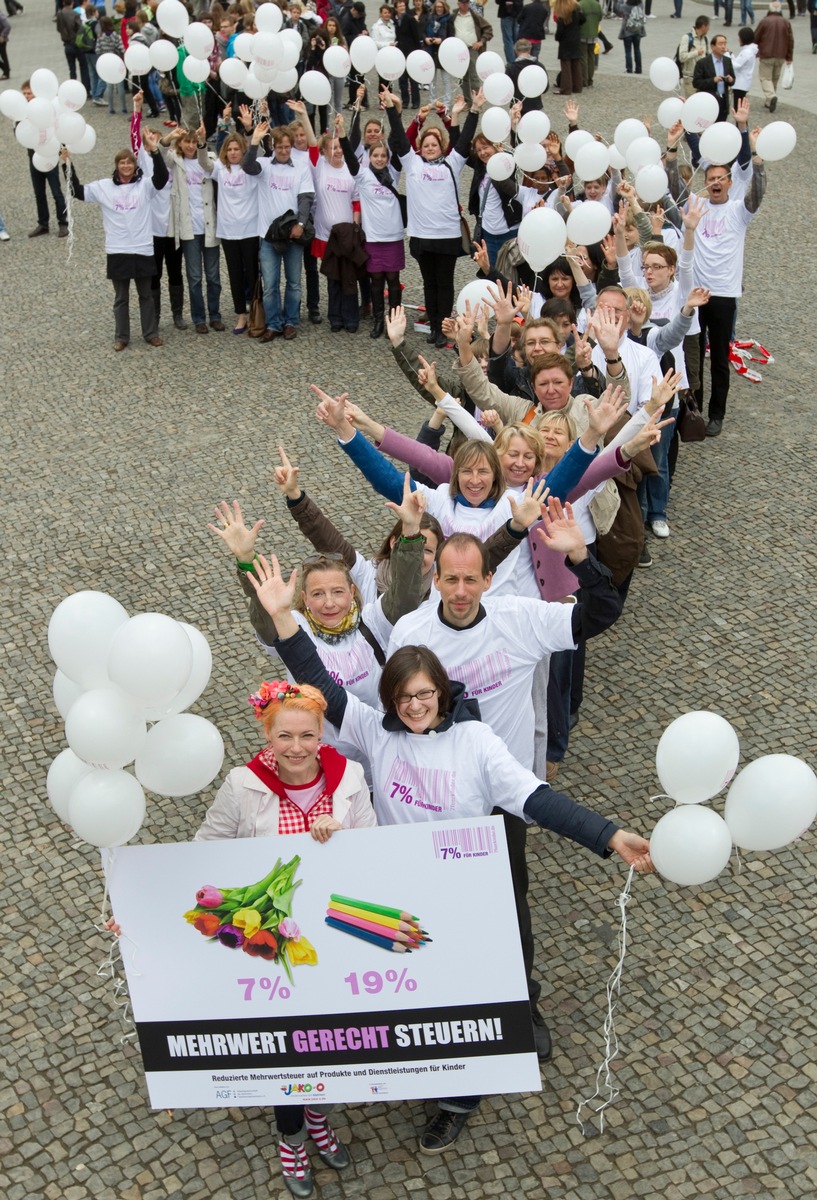 &quot;7 % für Kinder&quot;: Steuern runter für alle Kinderprodukte / Initiative zur Reduzierung der Mehrwertsteuer auf Artikel und Dienstleistungen für Kinder heute gestartet (mit Bild)