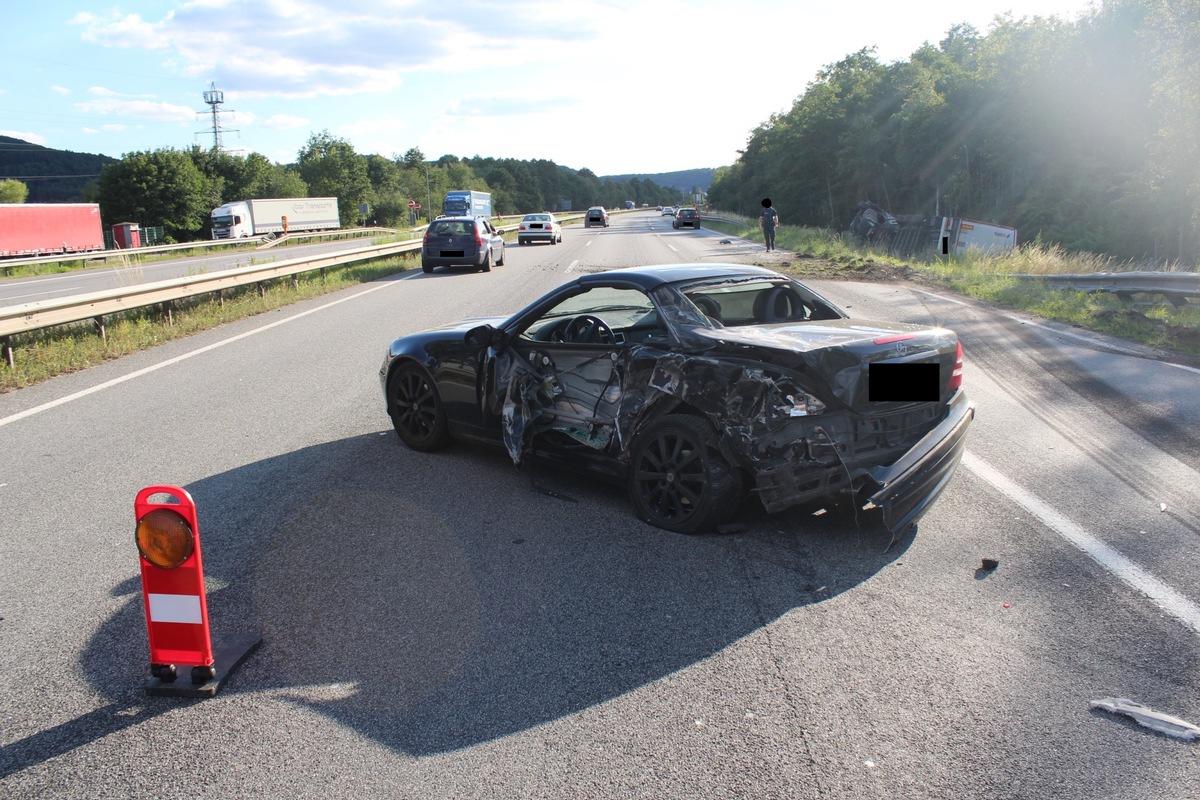 POL-PDKL: A6/Ramstein-Miesenbach, Auf Pannenfahrzeug gekracht - Lkw-Fahrer schwerverletzt