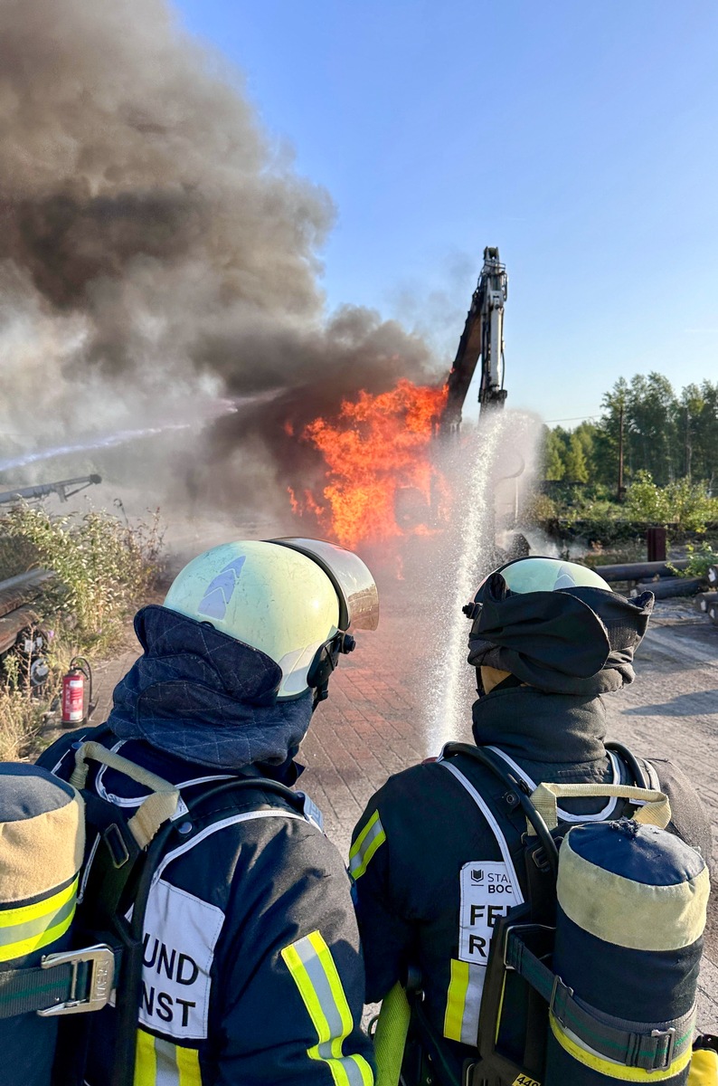 FW-BO: Brennender Bagger auf dem Betriebsgelände des Bochumer Vereins