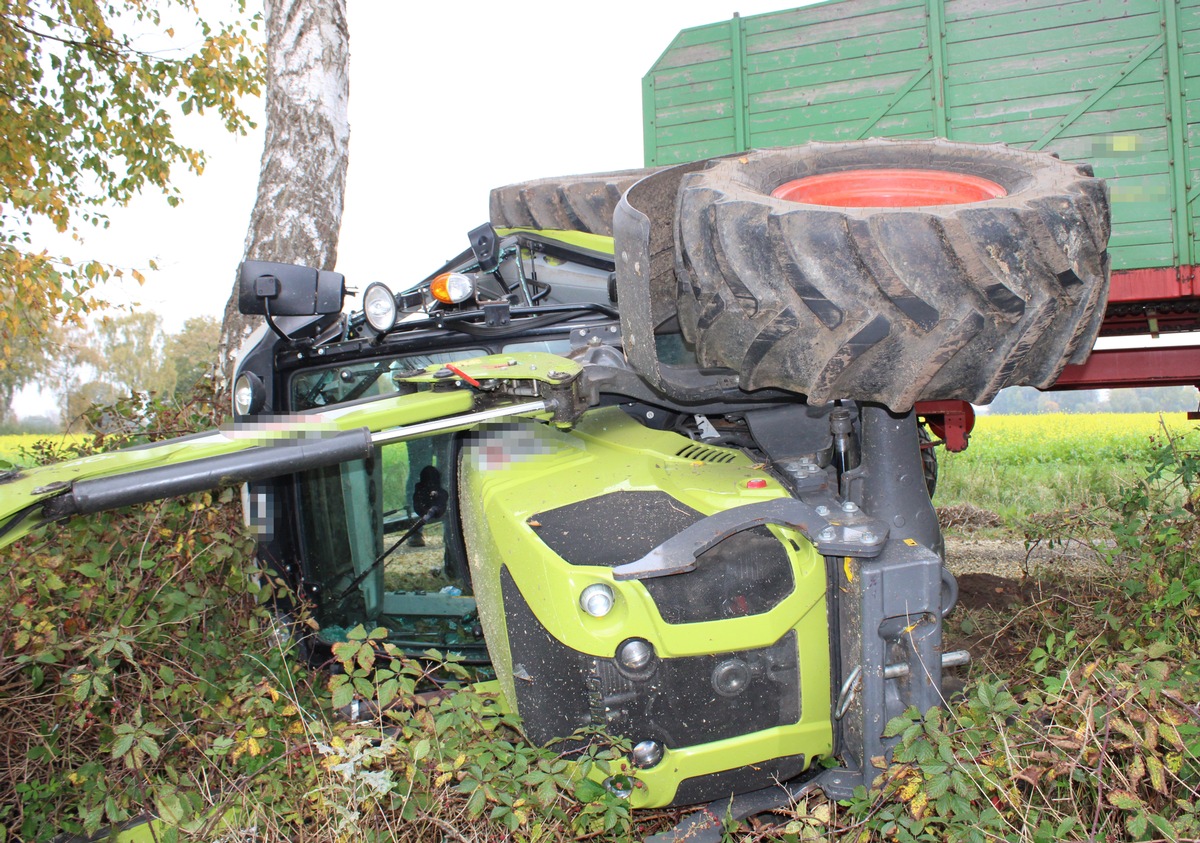 POL-MI: Traktor kippt um, Fahrer schwer verletzt