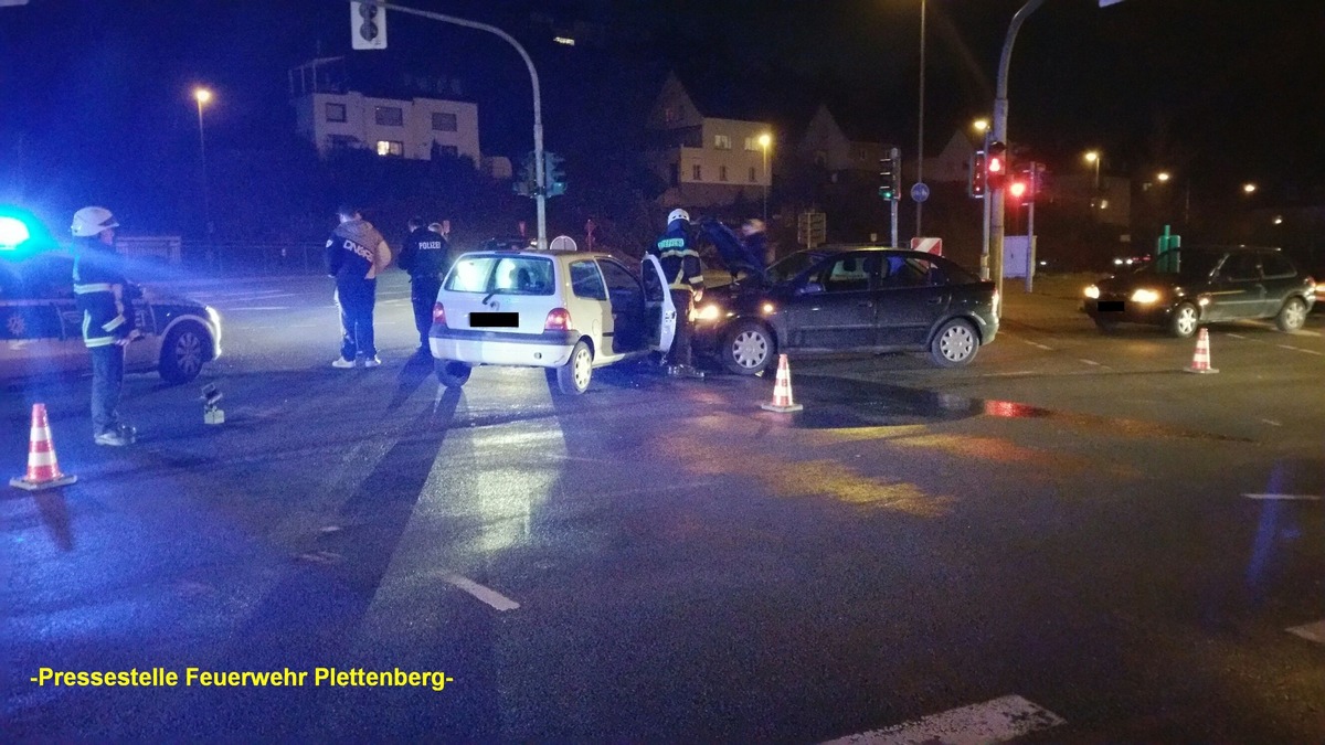 FW-PL: Verkehrsunfall am &quot;Lennekreuz&quot; mit einer Verletzten und Entstehungsbrand in Industriebetrieb