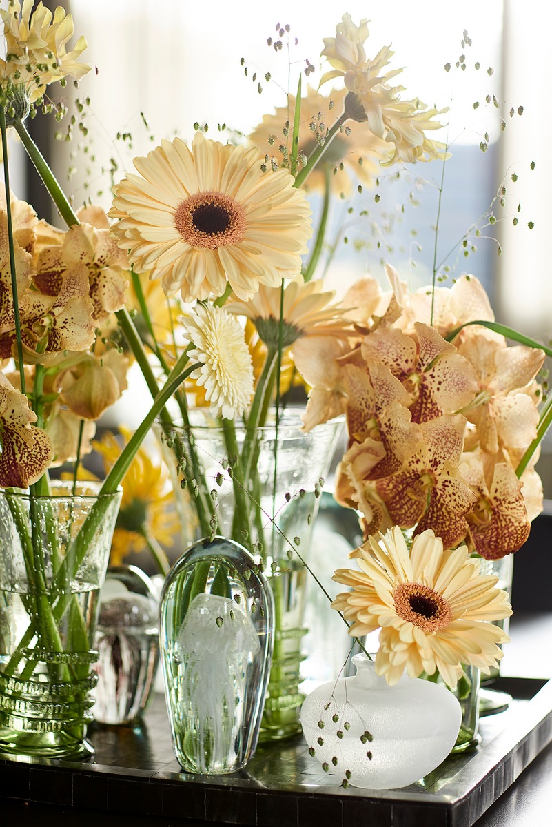 Mit Farb- und Formenreichtum in den Frühling / Vielfältigkeit der Gerbera belebt Vintage-Interieur