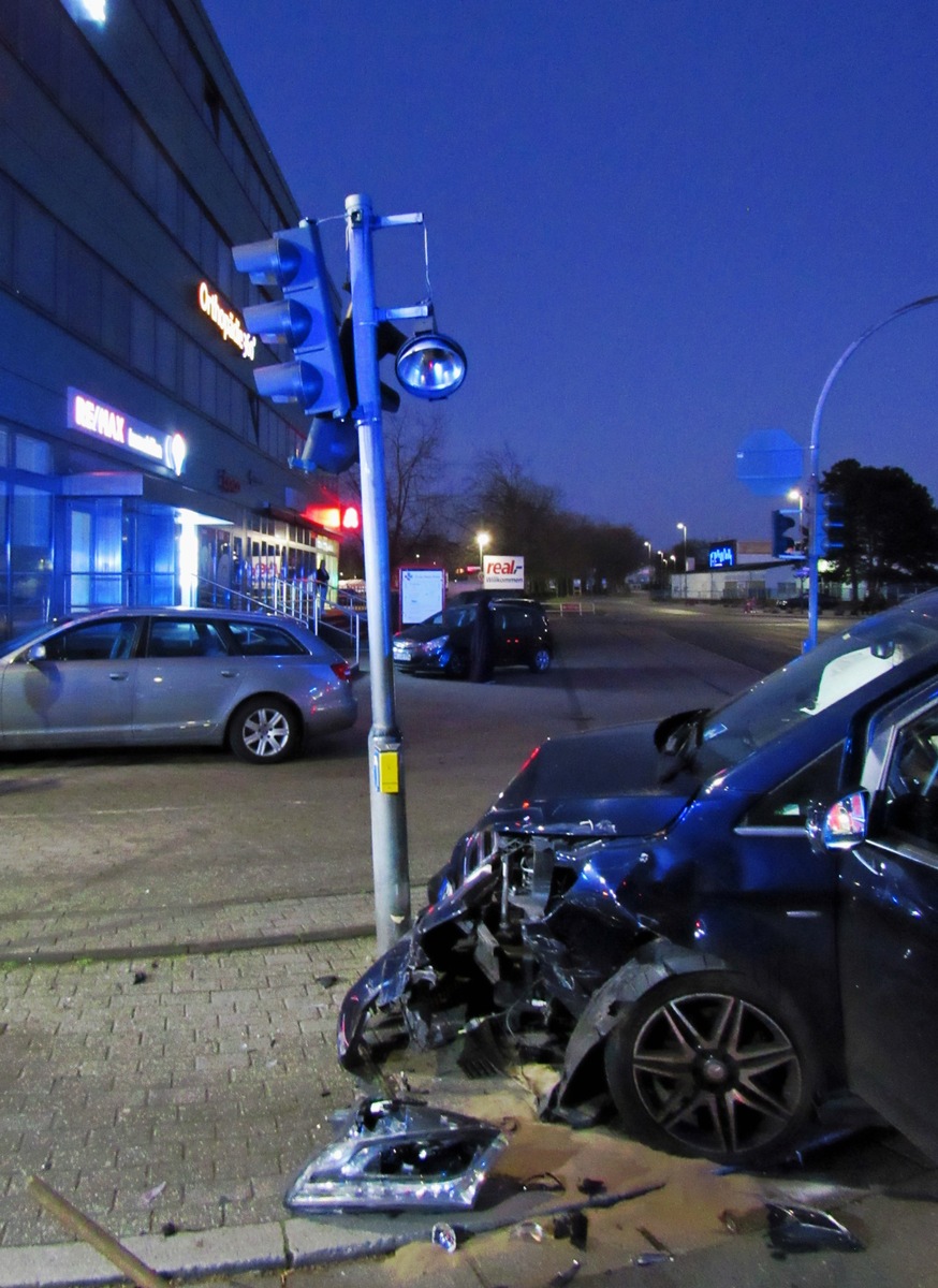 POL-ME: Frontalzusammenstoß - zwei Fahrzeuge schwer beschädigt - Ratingen -2004032