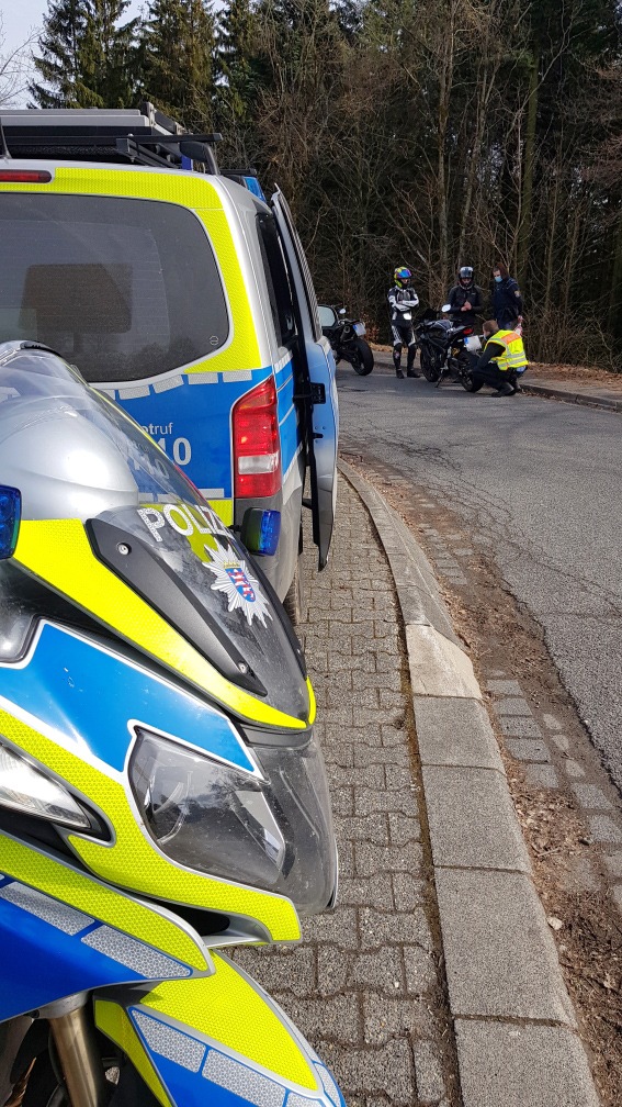 POL-HG: Terrassentür aufgehebelt +++ Schmierereien an Schulgebäude +++ Mann entblößt sich in U-Bahn +++ Motorrad fährt Pkw auf +++ Zweiradkontrollen am Feldberg