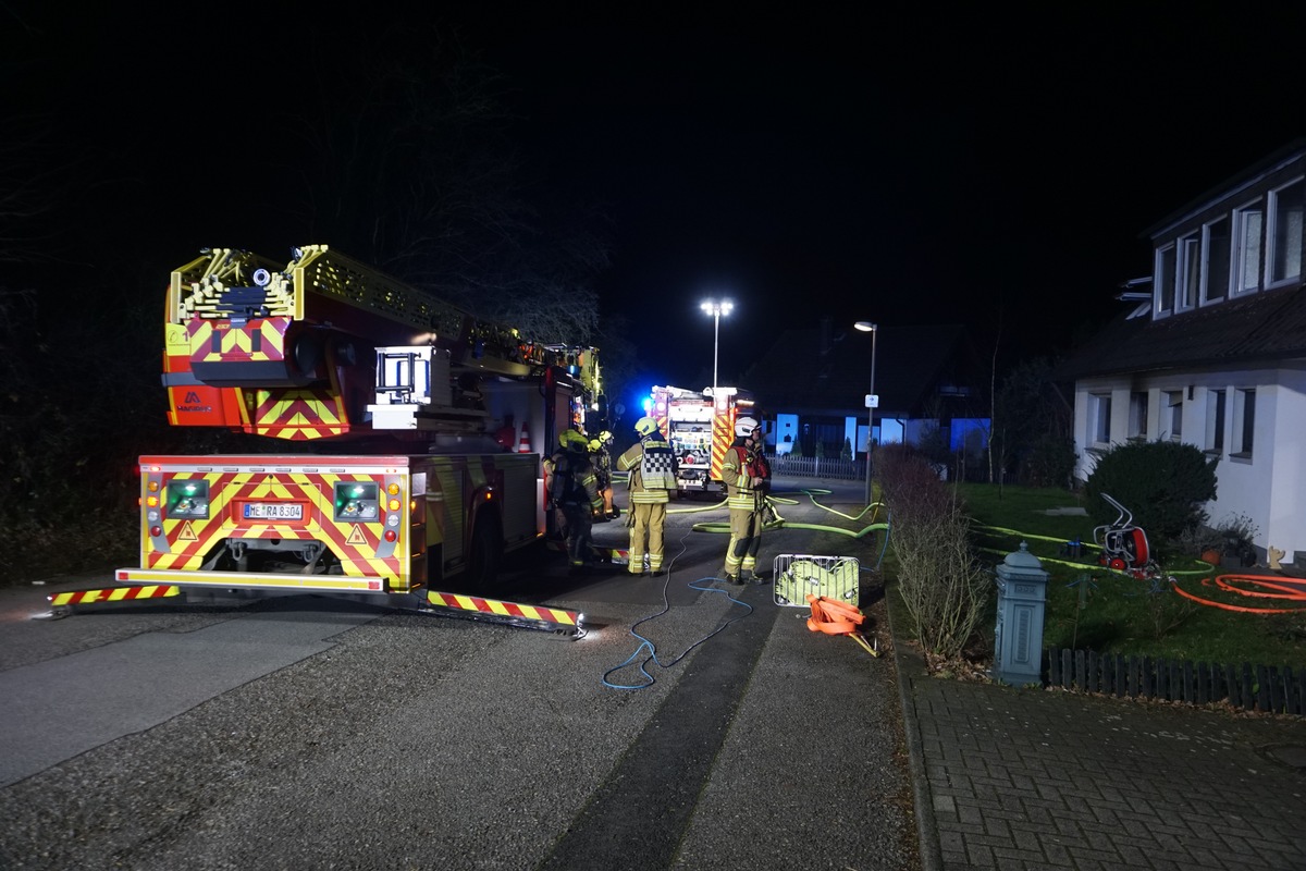 FW Ratingen: Ratingen Voisweg, 23:40 Uhr 30.12.2023 Küchenbrand