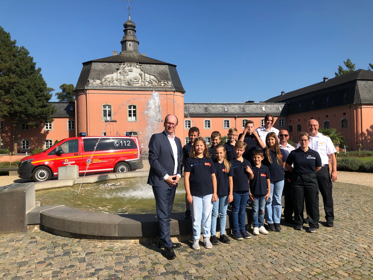 FW-MG: Spende der Volksbank Mönchengladbach eG für die Kinderfeuerwehr