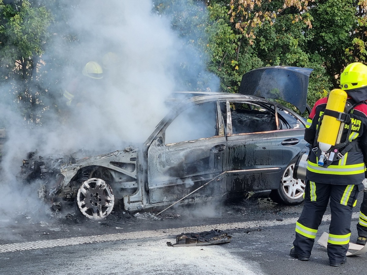 POL-GÖ: (310/2022) Technischer Defekt - Mercedes brennt auf A 7 aus, Fahrerin aus Göttingen unverletzt