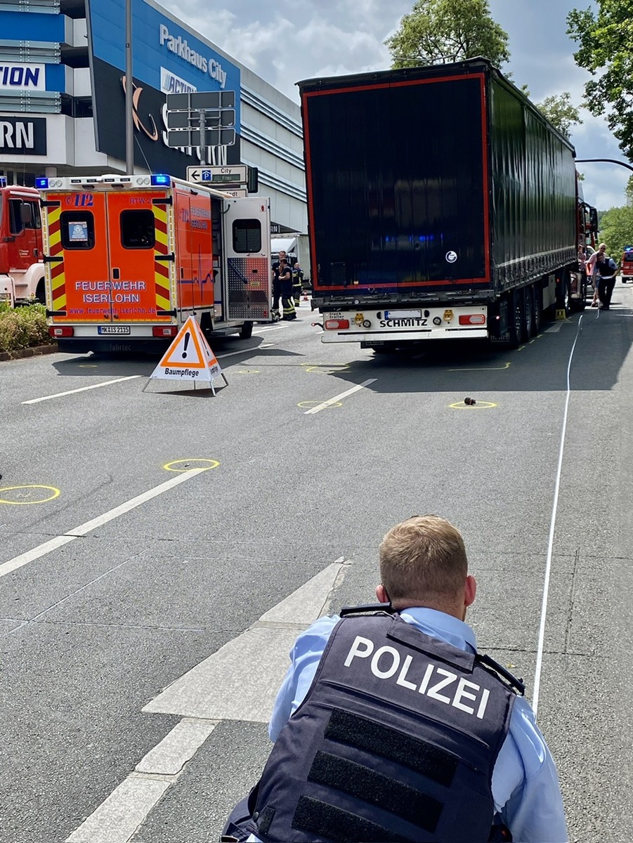 FW-MK: Radfahrer unter LKW eingeklemmt