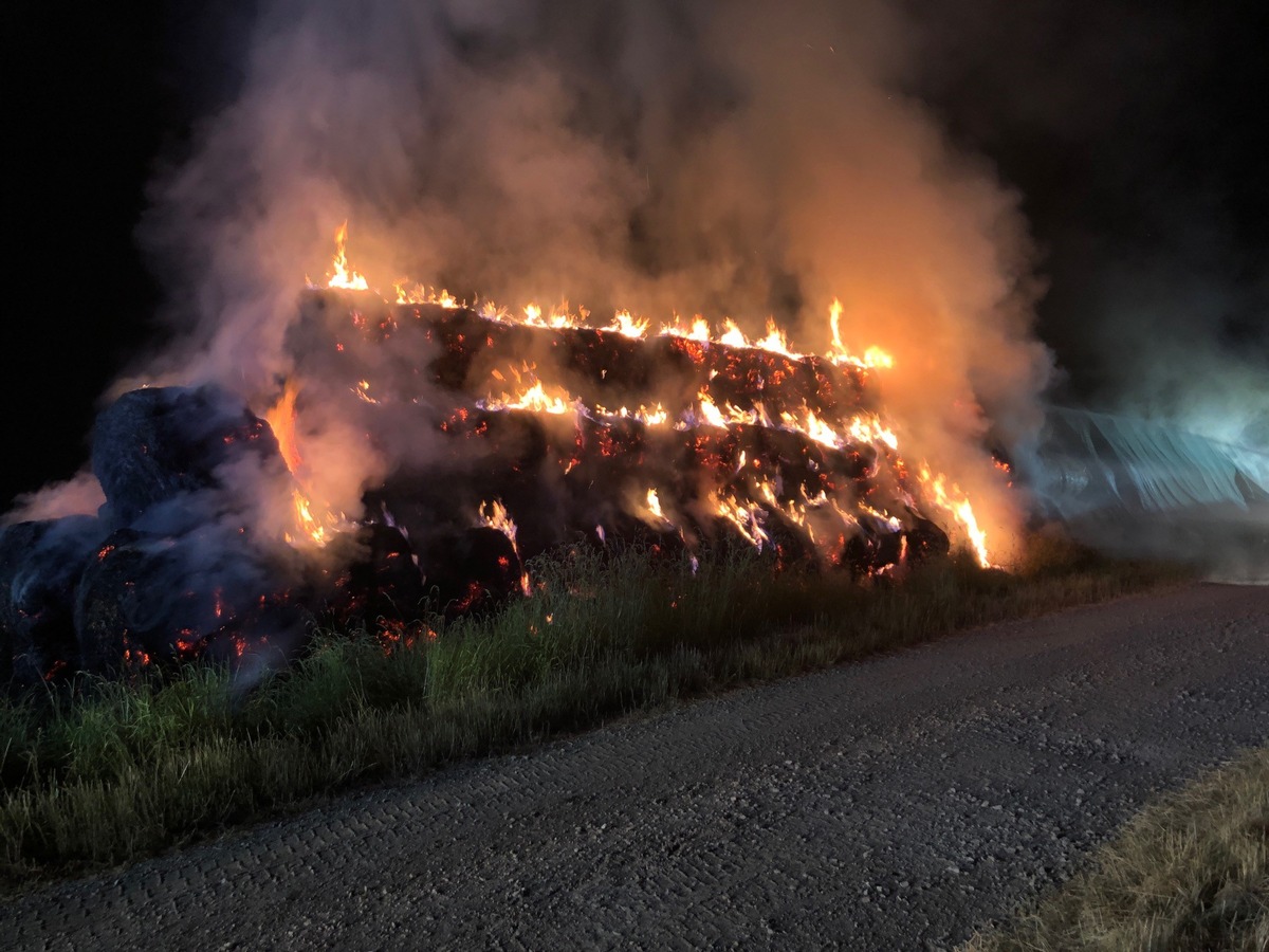 POL-PDKL: Heuballen stehen in Flammen