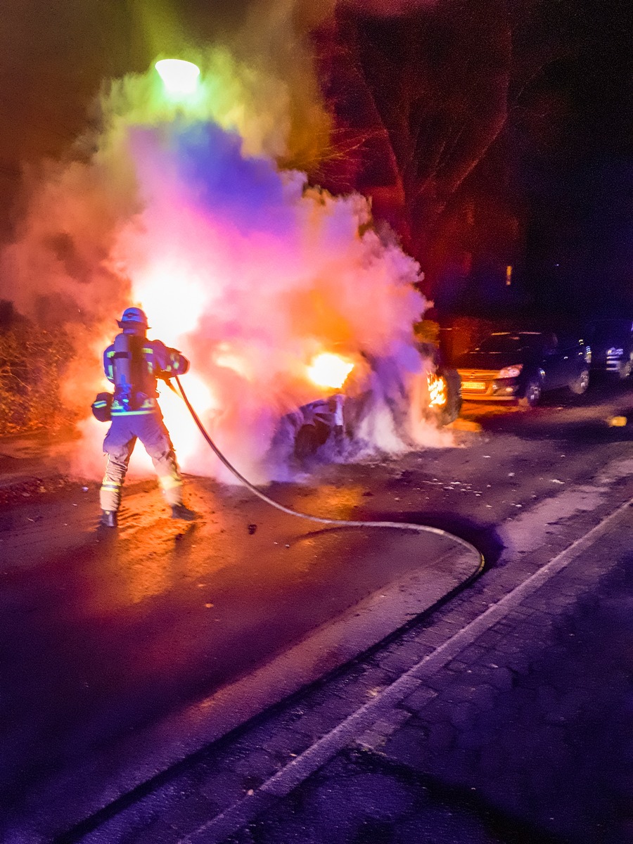 FW Menden: Nächtlicher PKW-Brand