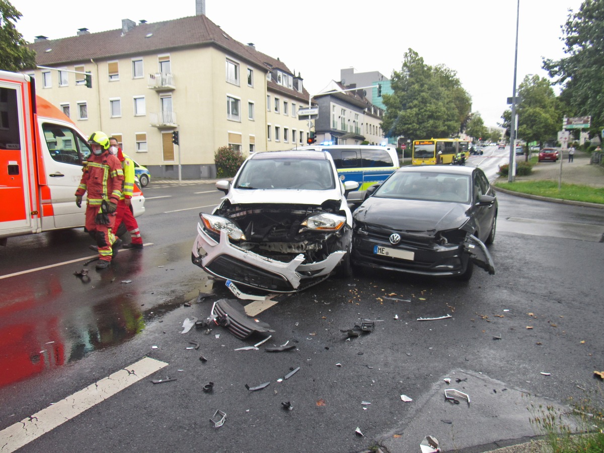 POL-ME: Schwere Kollision im Kreuzungsbereich führte zu Verkehrsstörungen - Velbert - 2108058