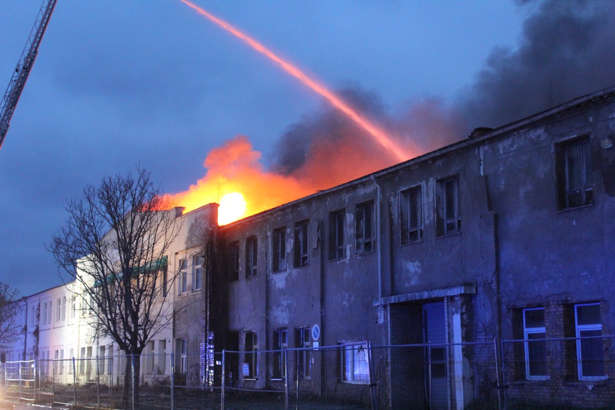 FW LK Leipzig: Dachstuhlbrand im ehemaligen Produktionsgebäudes des VEB Sachsenpelz - Naunhof