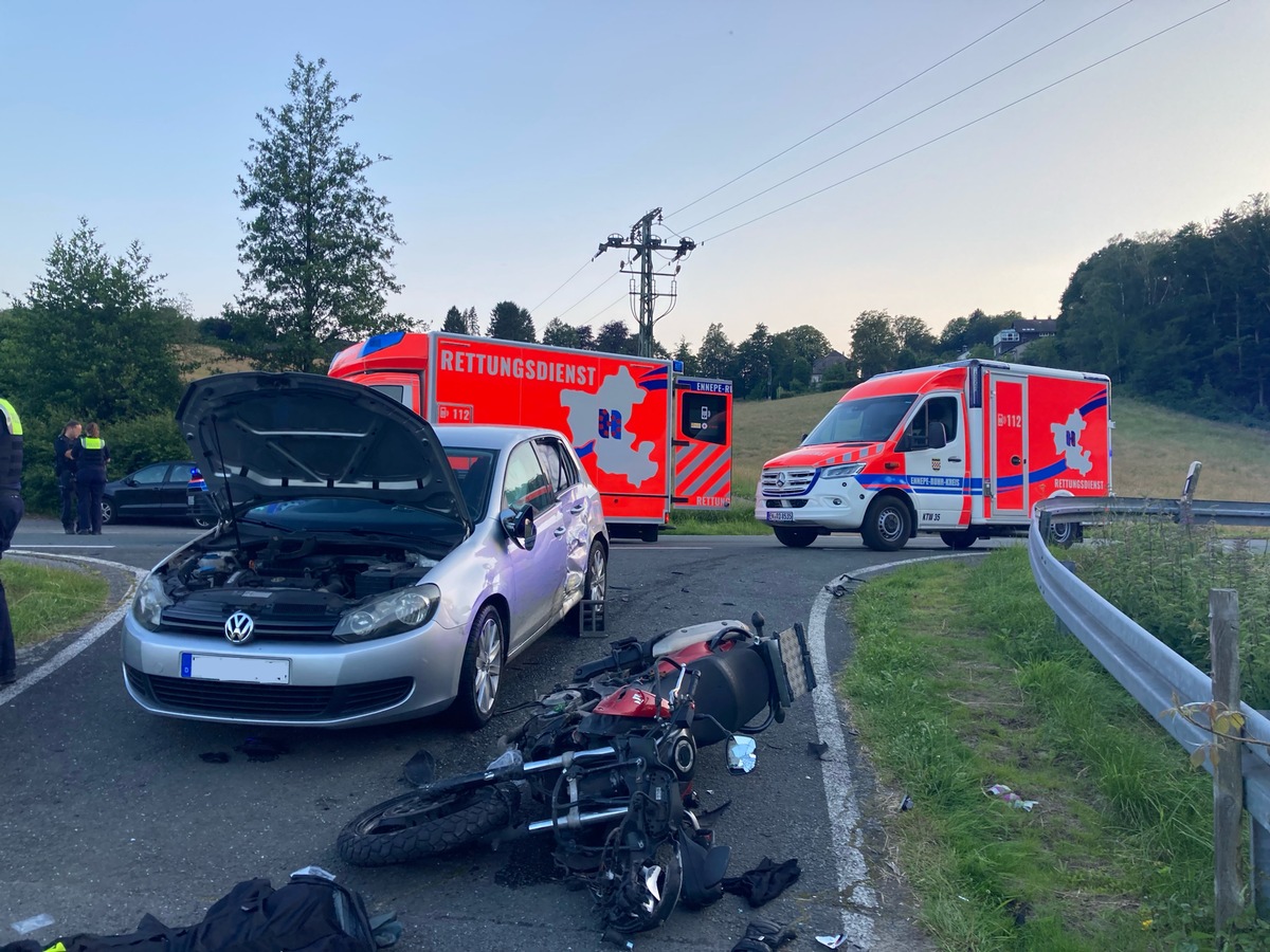 FW-EN: Verkehrsunfall zwischen PKW und Motorrad - Rettungshubschrauber im Einsatz