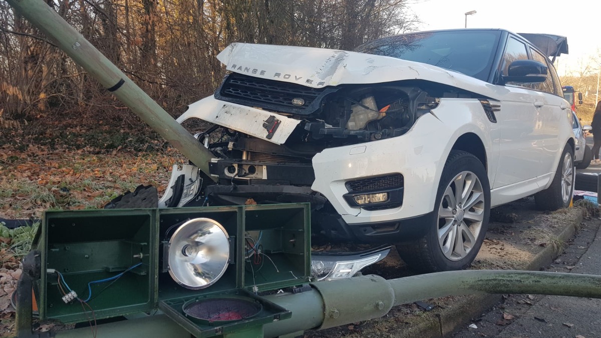 FW-EN: Verkehrsunfall - Laterne und Ampel beschädigt