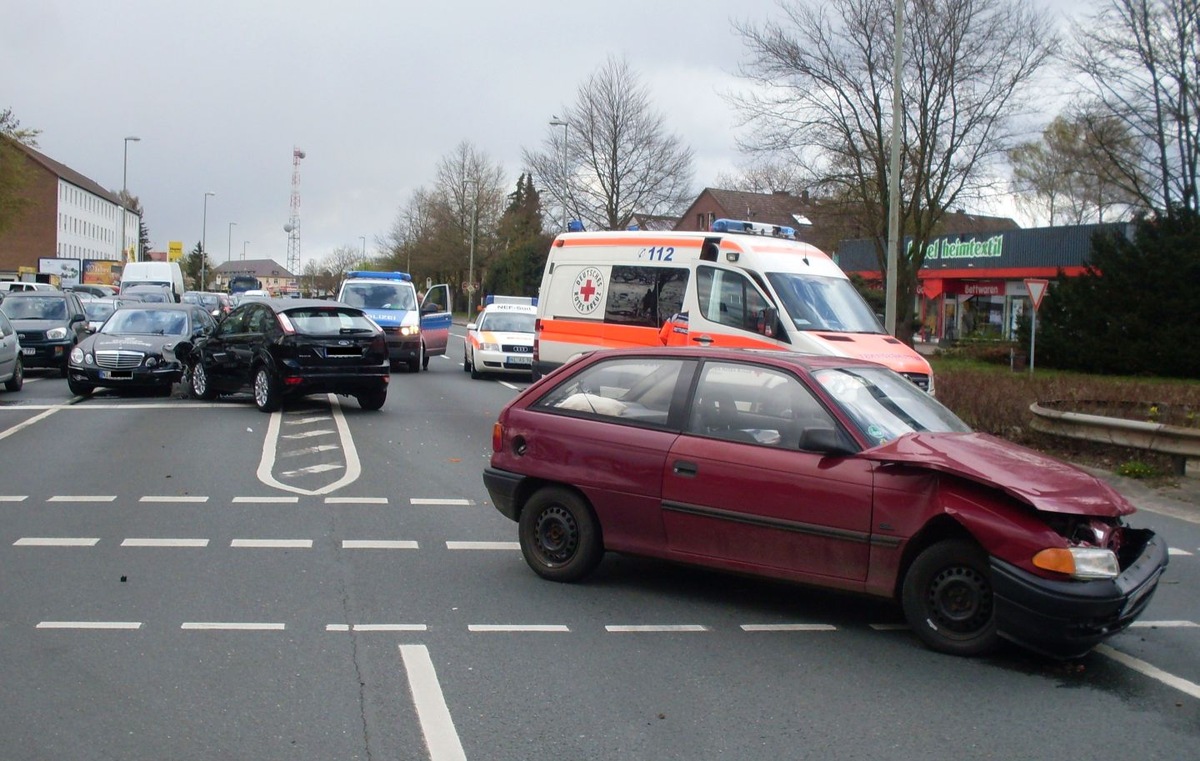 POL-NI: War die Ampelanlage ausgefallen ? - Polizei sucht Zeugen nach Unfall -Bild im Download-